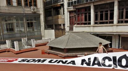 Un miembro de Ómnium Cultural preparaba ayer la pancarta que presidirá hoy la manifestación en Barcelona.