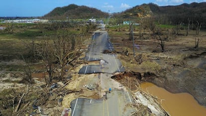 Carretera destrozada por el hurac&aacute;n Mar&iacute;a en Toa Alta, al oeste de San Juan. 
 