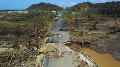 Carretera destrozada por el huracán María en Toa Alta, al oeste de San Juan.