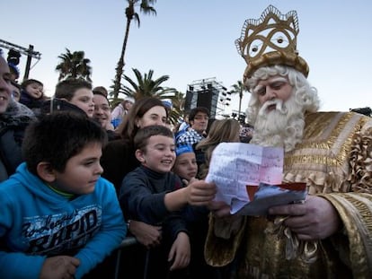 El Rey Melchor lee la carta entregada por un ni&ntilde;o.  