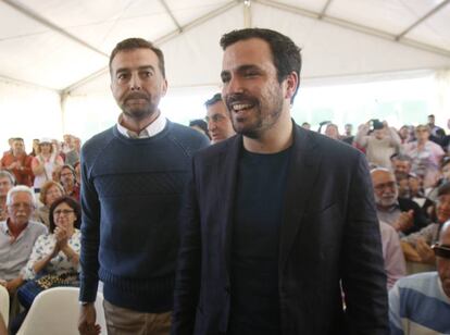 Alberto Garzón y Antonio Maíllo, en la fiesta del PCA en Córdoba.