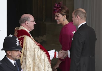 Guillermo y Kate de Cambridge (vestida de Alexander McQueen), a su llegada a la boda de Eugenia de York.
