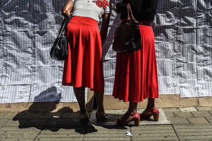 Dos mujeres revisan el censo electoral en un colegio electoral en Medellín, departamento de Antioquia.