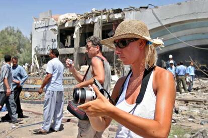 Una turista saca fotografías en los alrededores del hotel Ghazala Gardens, cuya fachada resultó destruida.