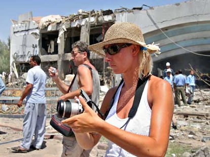 Una turista saca fotografías en los alrededores del hotel Ghazala Gardens, cuya fachada resultó destruida.