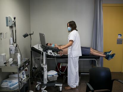 La doctora de familia, Eva Leceaga, realiza una ecografia pulmonar a un paciente.