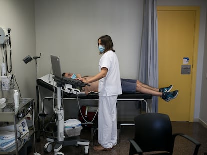 La doctora de familia Eva Leceaga realiza una ecografia pulmonar a un paciente en el CAP Ronda Prim de Mataró.