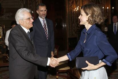 La reina Letizia saluda al presidente de Italia, Sergio Mattarella (i) en presencia del rey Felipe.