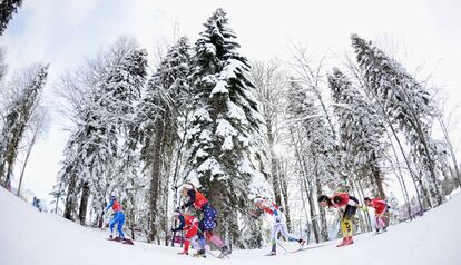 Las atletas compiten en la prueba de Esquí de velocidad por equipos femenino clásico en el Laura Esquí y biatlón Center.