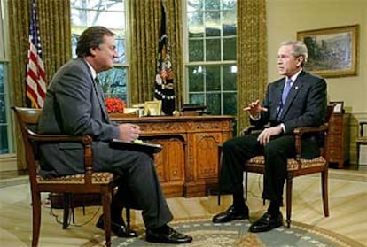 Tim Russert entrevista a George W. Bush en el Despacho Oval para el programa <i>Meet the Press</i> emitido ayer.