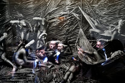 Su formación en economía moldeó su visión del mundo, le hizo poner el foco en las injusticias que corroen el planeta y en los marginados. En la imagen, la gente se refleja en una fotografía tomada por  Salgado, en el Museo Nacional de Singapur, en 2014.