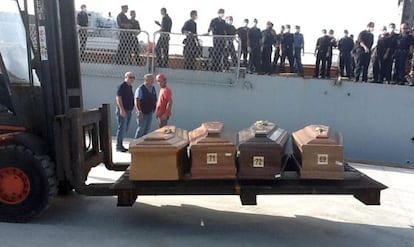 Traslado desde Lampedusa a la península de las víctimas de un naufragio.
