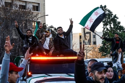 Cientos de sirios celebran en la plaza de los Omeyas el primer viernes tras la cada del rgimen, con una imagen de El Asad al fondo.