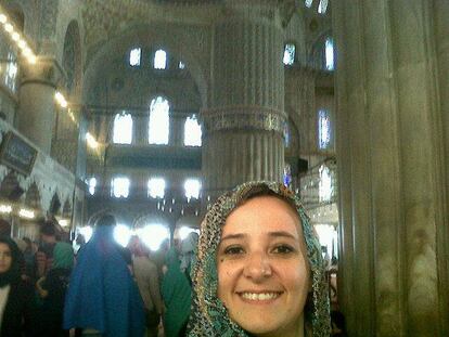 La tuitera @malvatrinidad escoge esta autofoto realizada en el interior de la Mezquita del Sultán Ahmed, en la ciudad turca.