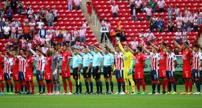 Los jugadores de ambos equipos honran a las v&iacute;ctimas del terremoto. 