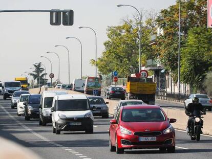 Instalación del primer semáforo de peatones en un tramo urbano de la A-5 a su paso sobre la Avenida de los Poblados.