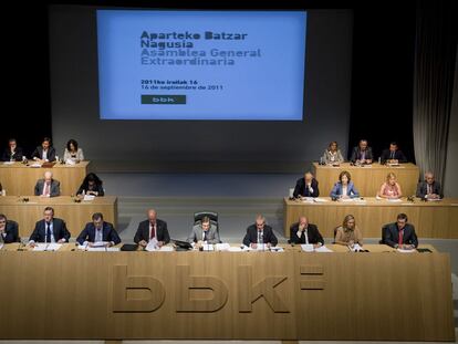 Mesa que presidió el pasado viernes la asamblea de BBK en la que fue aprobada la fusión de las tres cajas vascas.