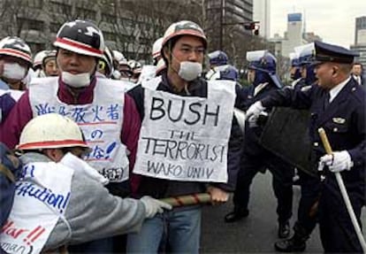 Un grupo de japoneses se manifiestan en contra de Bush, frente a la policía