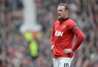 Rooney se lamenta durante el partido