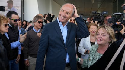 El expresidente de la Generalitat Valenciana, Francisco Camps, a su llegada al acto convocado ayer en Valencia, en el edificio Veles e Vents para celebrar los treinta años de la primera mayoría absoluta del Partido Popular en Valencia.