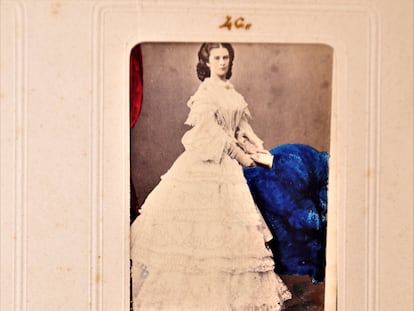 Elisabeth, la emperatriz de Austria, la famosa Sisí, en el álbum de las 'cartes de visite' que se subasta.