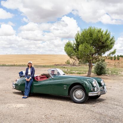 El matrimonio británico formado por Cherry y Andrew Ritchie posan con su Jaguar 40 XK descapotable de 1954 en el área de servicio La Loba 2000, en Nava del Rey (Valladolid). Celebran sus bodas de oro con un gran viaje por España, Portugal e Italia. 