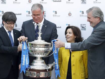 Carme Forcadell, Carles Puigdemont, Albert Agust&iacute;, Soraya S&aacute;enz de Santamar&iacute;a e &Iacute;&ntilde;igo M&eacute;ndez de Vigo, junto el trofeo Conde de God&oacute;, ayer.
 