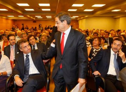 Mario Fernández saluda a Iñigo Urkullu (sentado), mientras Josu Jon Imaz aparece a la derecha de la imagen.
