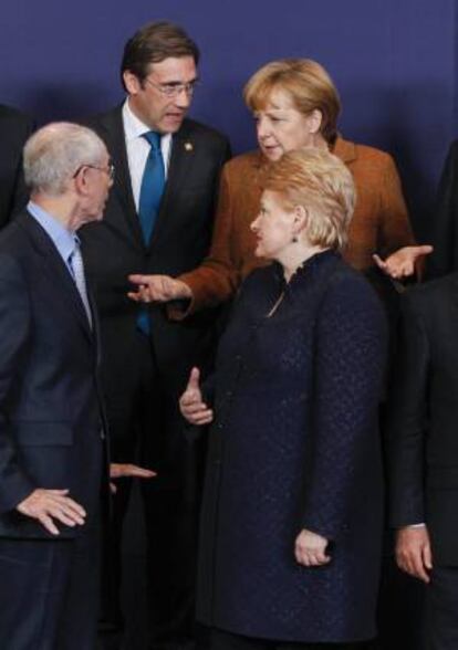 El presidente del Consejo Europeo, Herman Van Rompuy, con la presidenta lituana, Dalia Grybauskaite; la canciller alemana, Angela Merkel, y el primer ministro portugués, Pedro Passos Coelho.