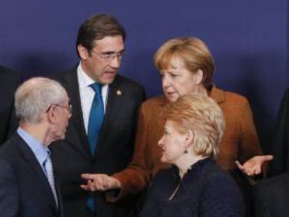 El presidente del Consejo Europeo, Herman Van Rompuy, con la presidenta lituana, Dalia Grybauskaite; la canciller alemana, Angela Merkel, y el primer ministro portugués, Pedro Passos Coelho.