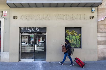 La fachada de la Granja Vendrell de Barcelona sin las letras 'art déco'