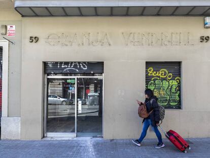 La façana de la Granja Vendrell sense les lletres. 