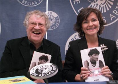 La ministra Carmen Calvo y el escritor Ian Gibson, durante la presentación del libro.