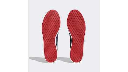 Zapatillas Adidas sobre fondo blanco.