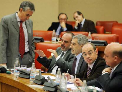 En primer plano y de izquierda a derecha, Jáuregui (PSOE), Ridao (ERC), Llamazares (IU), Jorquera (BNG) y Olabarria (PNV), ayer, en plena negociación en la Diputación Permanente del Congreso.