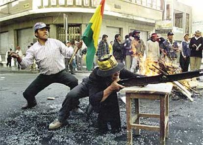 Manifestantes bolivianos protestan contra el Gobierno y se enfrentan a la policía, ayer en La Paz.