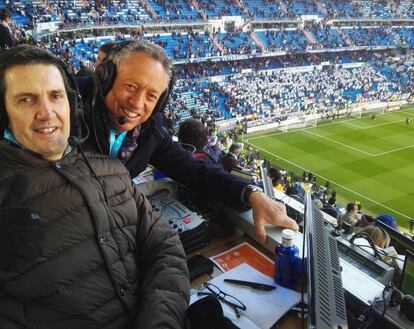 Miguel Simón, la voz de LaLiga en Argentina y el resto de Sudamérica, en el Santiago Bernabéu con su compañero, el exfutbolista Quique Wolff.
