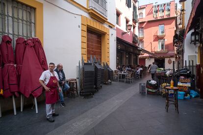 Bares del centro de Sevilla, uno de ellos cerrado y otro todavía abierto.