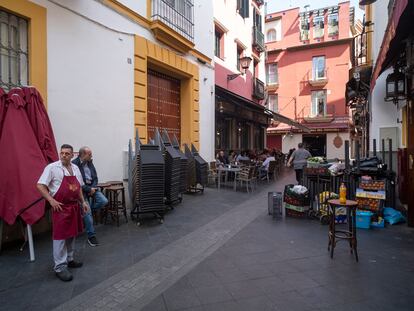 Bares del centro de Sevilla, uno de ellos cerrado y otro todavía abierto.