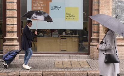 Anuncio de hipotecas en una entidad bancaria de Sevilla.