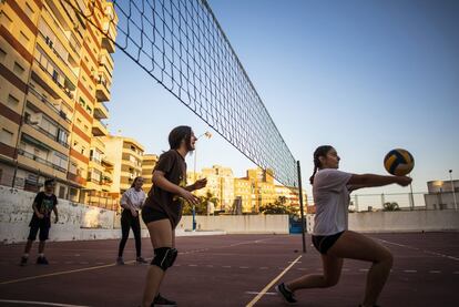 Laura practica voleivol tres días a la semana. Le gusta que sea un deporte de equipo. No le atraen tanto los juegos competitivos individuales ni le da una gran trascendencia a ganar o perder.