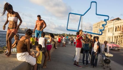 Obra 'Sweet Emotion' del artista Alexander Guerra, en El Malecón dentro de la Bienal de Arte de La Habana.