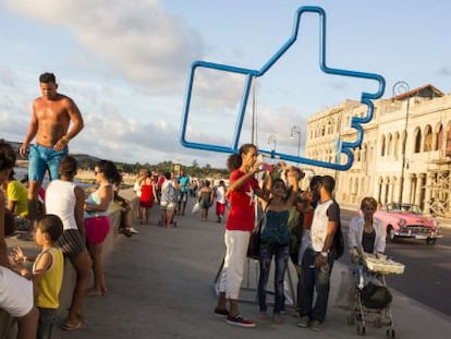 Obra 'Sweet Emotion', do artista Alexander Guerra, no Malecón de Havana.