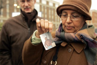 Aicha el Wafi, la madre de Moussaoui, con una foto de su hijo ayer frente al juzgado.