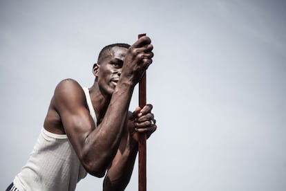 Pacome, como muitos outros centro-africanos, tornou-se pescador desde que se escondeu na ilha Longo. Em 2017, o pedido de fundos da ACNUR para a República Centro-Africana foi de 209,2 milhões de dólares (cerca de 171 milhões de euros), dos quais apenas 12% foram recebidos, ou seja, pouco mais de um dólar para cada 10 necessários.