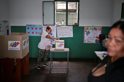 Mujeres venezolanas ejercen su voto esta mañana en Caracas.