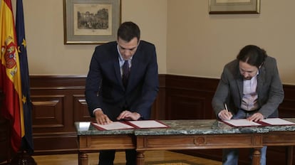 The leader of PSOE, Pedro Sánchez and the leader of Unidas Podemos, Pablo Iglesias, sign the coalition agreement between their parties.