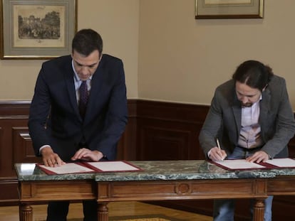 The leader of PSOE, Pedro Sánchez and the leader of Unidas Podemos, Pablo Iglesias, sign the coalition agreement between their parties.