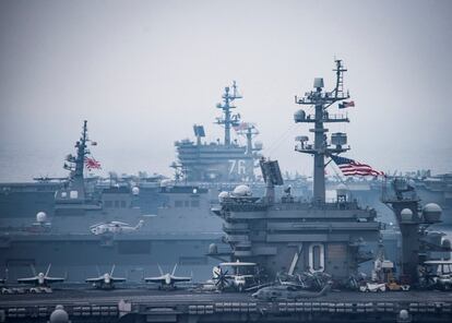 Portaaviones de la Armada estadounidense Carl Vinson y Ronald Reagan participan junto a la Armada de japonesa durante unos entrenamiento en el Mar de Japón.