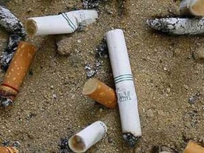 Colillas de cigarrilo en una zona de fumadores.